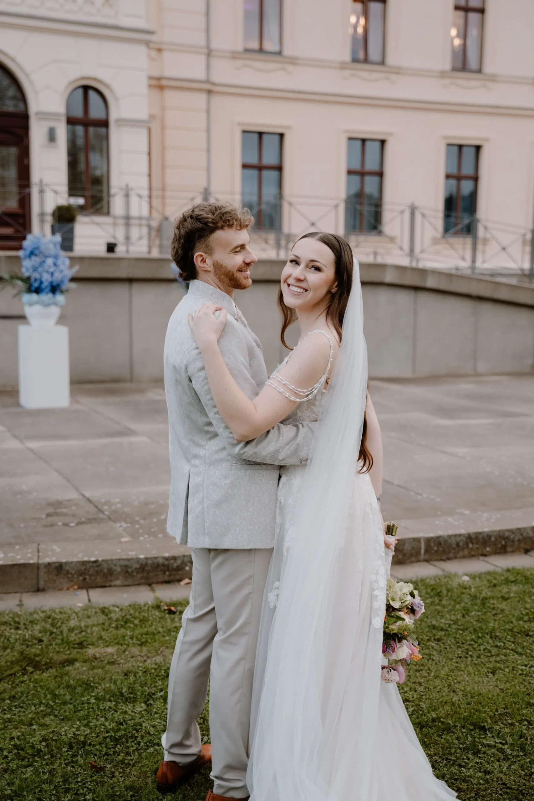 Brautpaar im Schlossgarten von Schloss Ribbeck