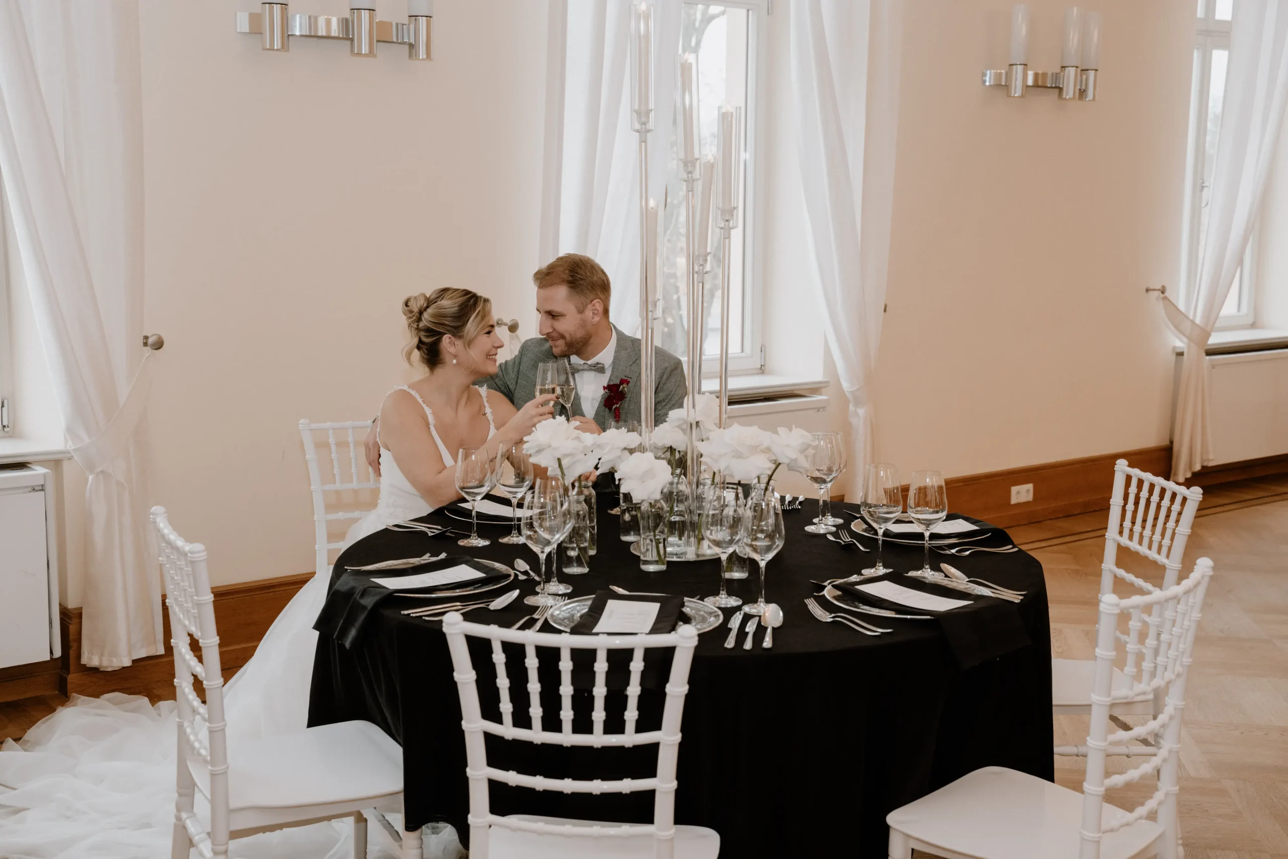 Brautpaar beim Sektempfang an festlich gedecktem Tisch auf Schloss Ribbeck