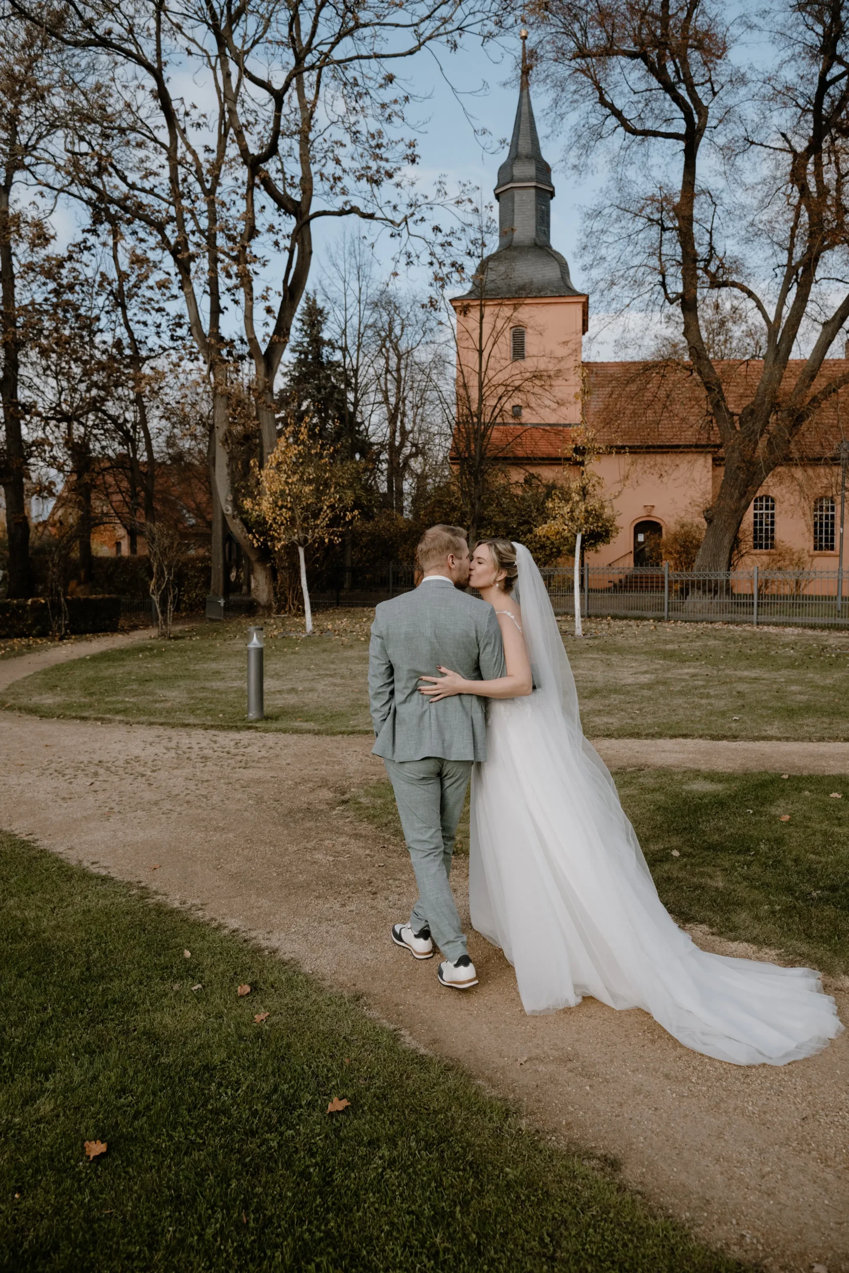Brautpaar vor der Kirche in Ribbeck bei einer kirchlichen Trauung