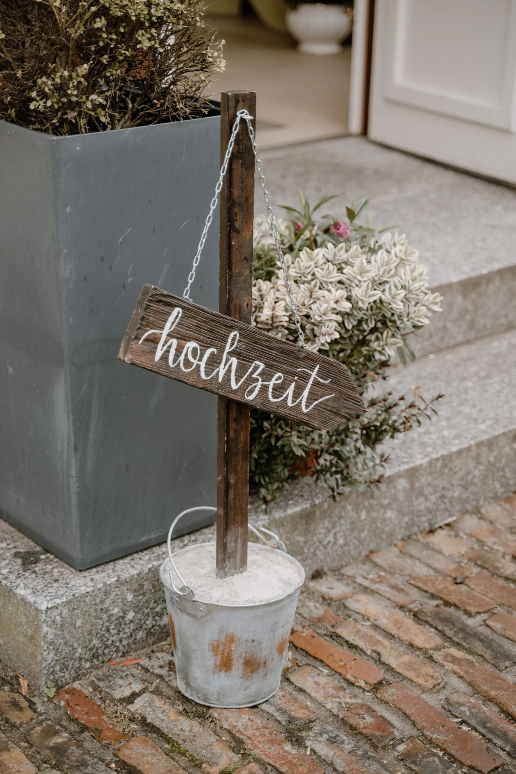 Dekoratives Hochzeitsschild mit Blumen auf Schloss Ribbeck