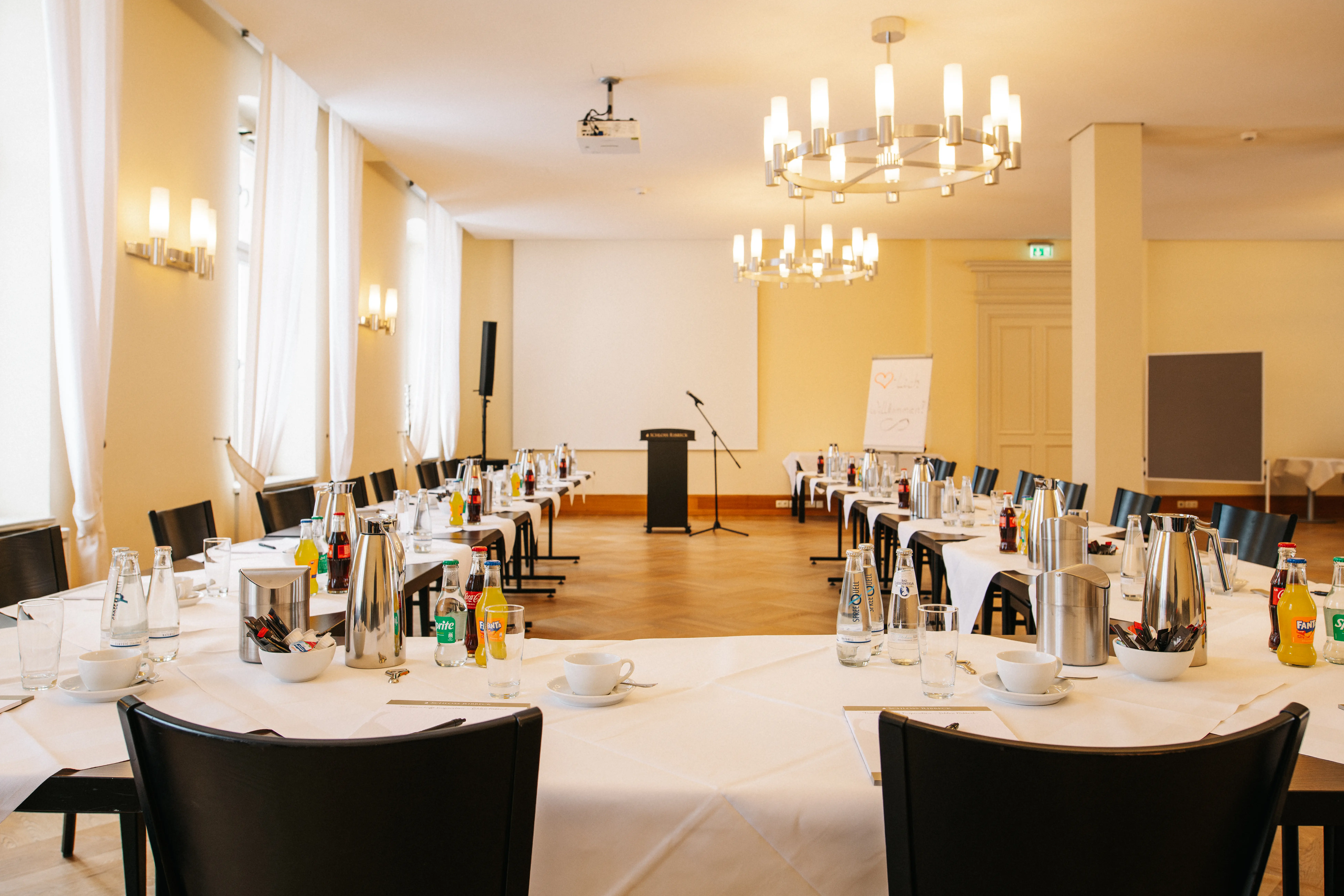 Tagungsraum auf Schloss Ribbeck in U-Form mit Konferenztischen
