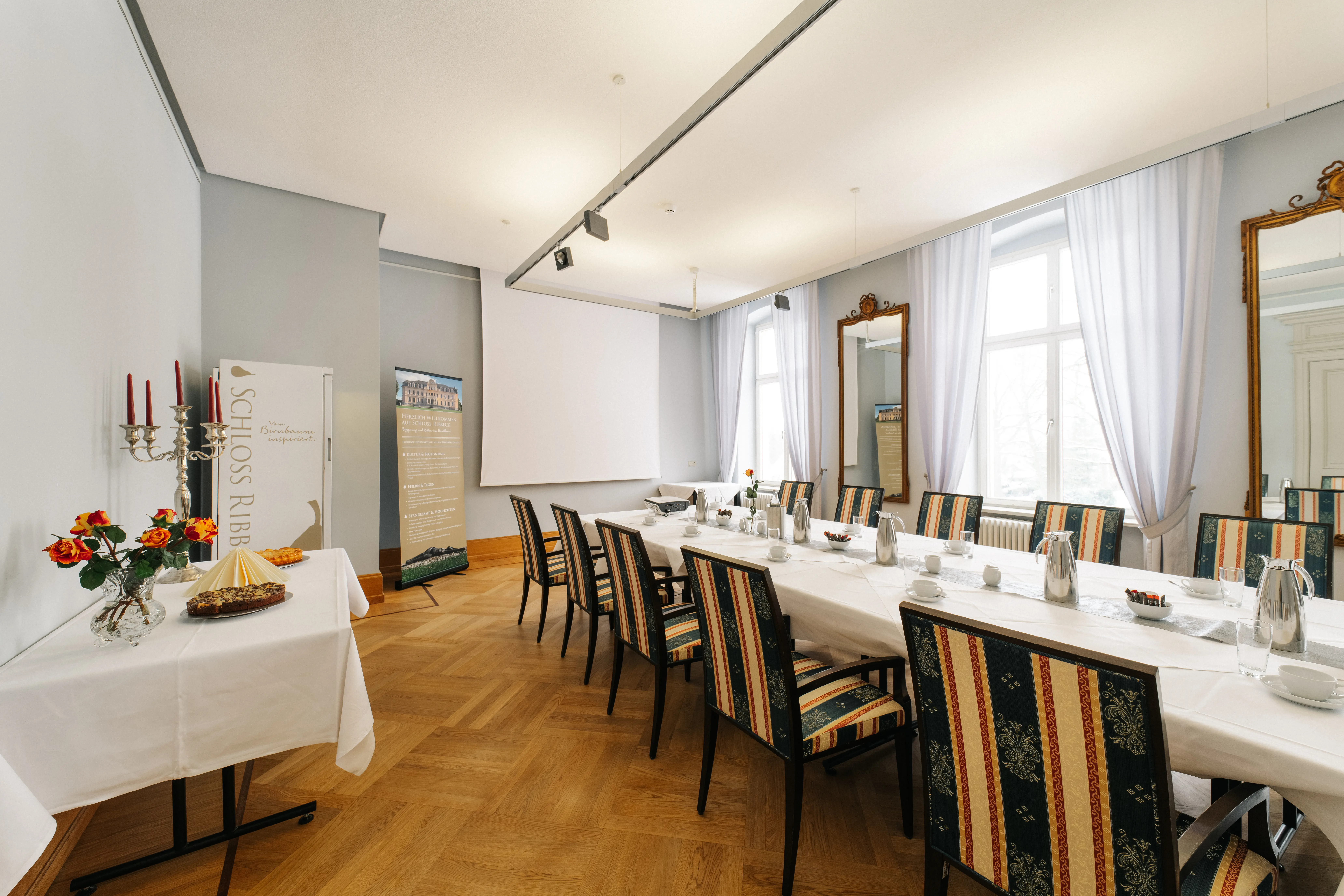 Seminarraum auf Schloss Ribbeck im Block mit Leinwand