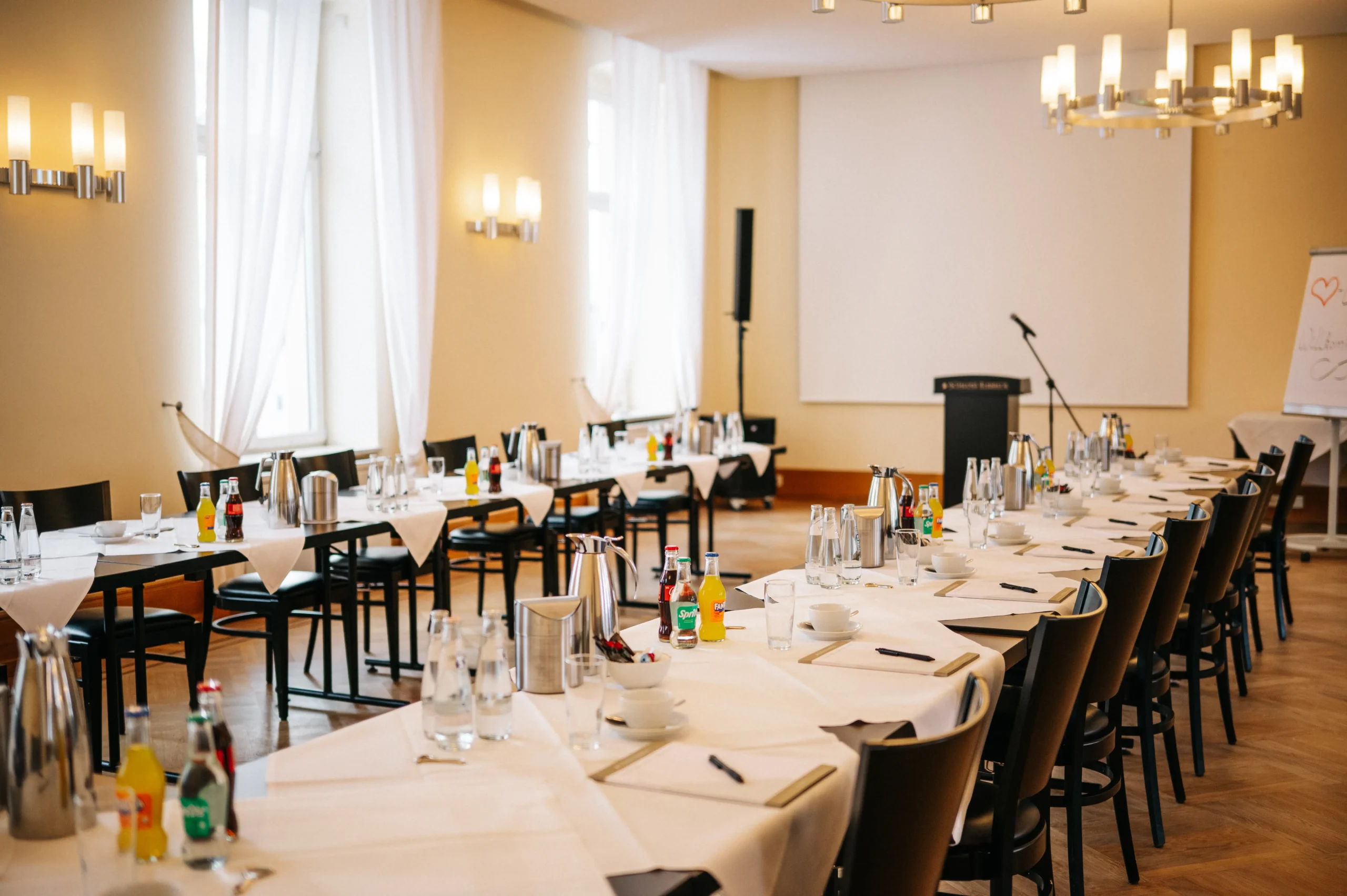 Vorbereiteter Konferenzraum auf Schloss Ribbeck mit Getränken und Unterlagen