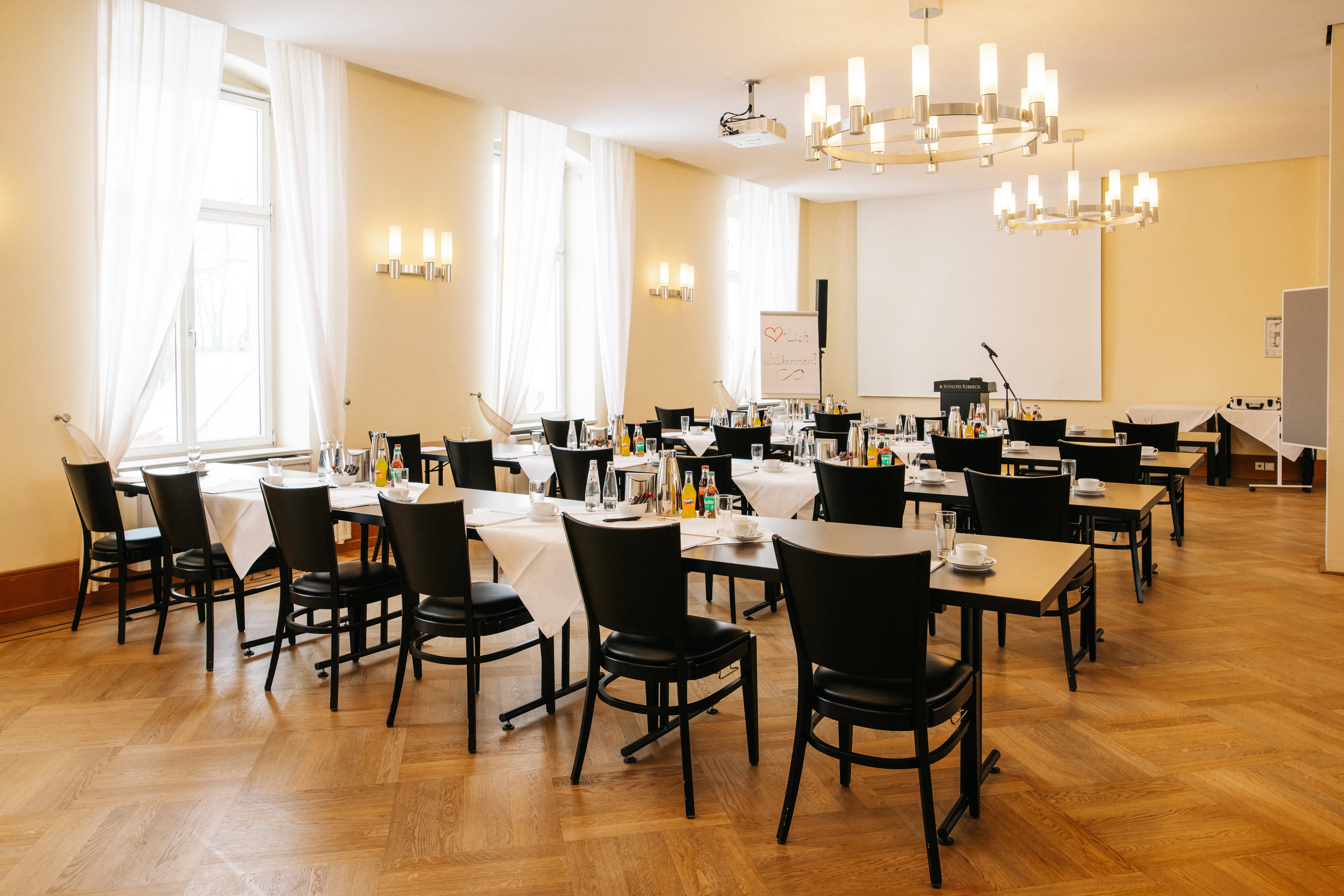 Heller Tagungsraum auf Schloss Ribbeck für Meetings und Seminare