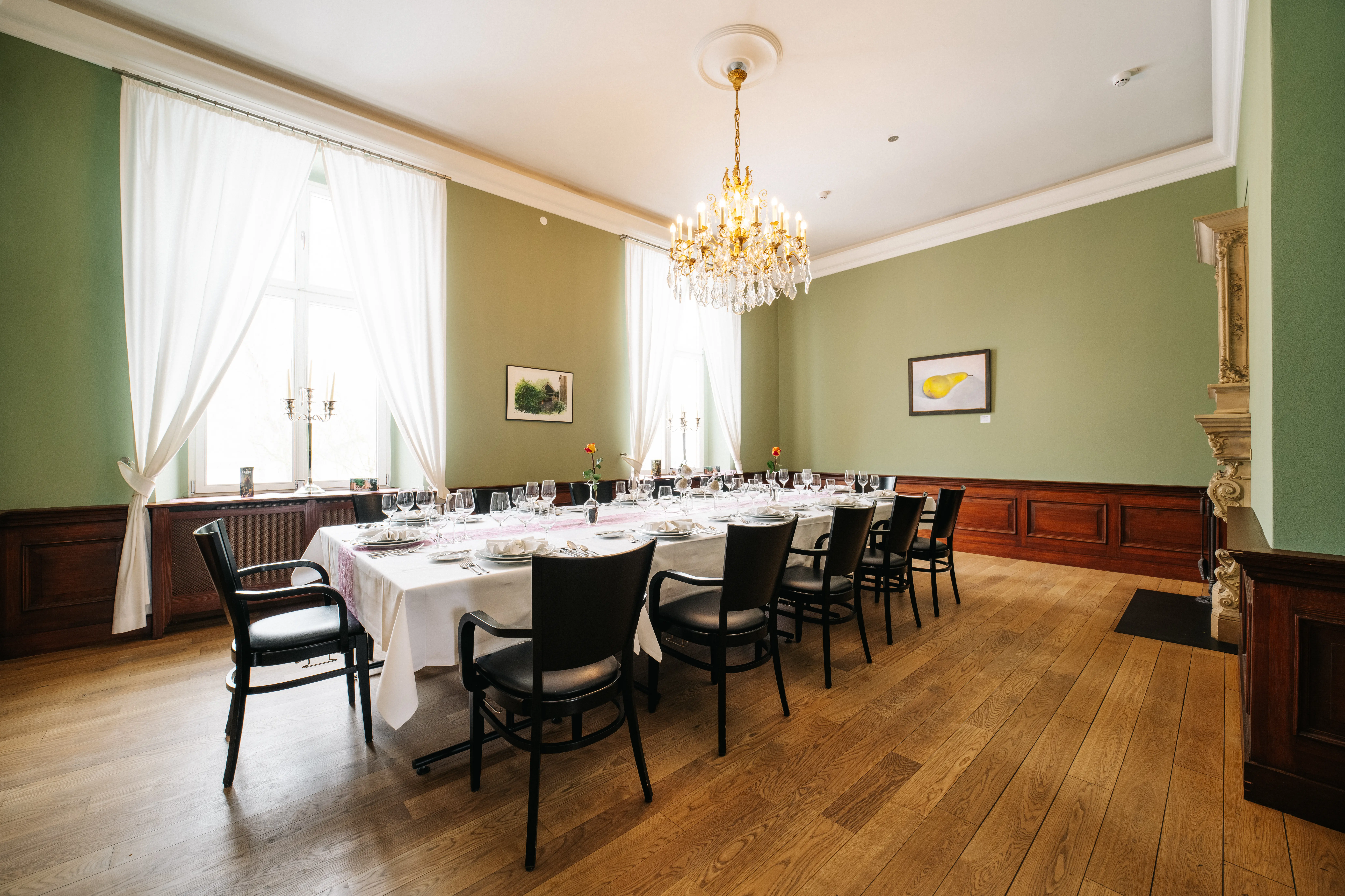 Stilvoll gedeckter Raum auf Schloss Ribbeck für private Feiern und Dinner