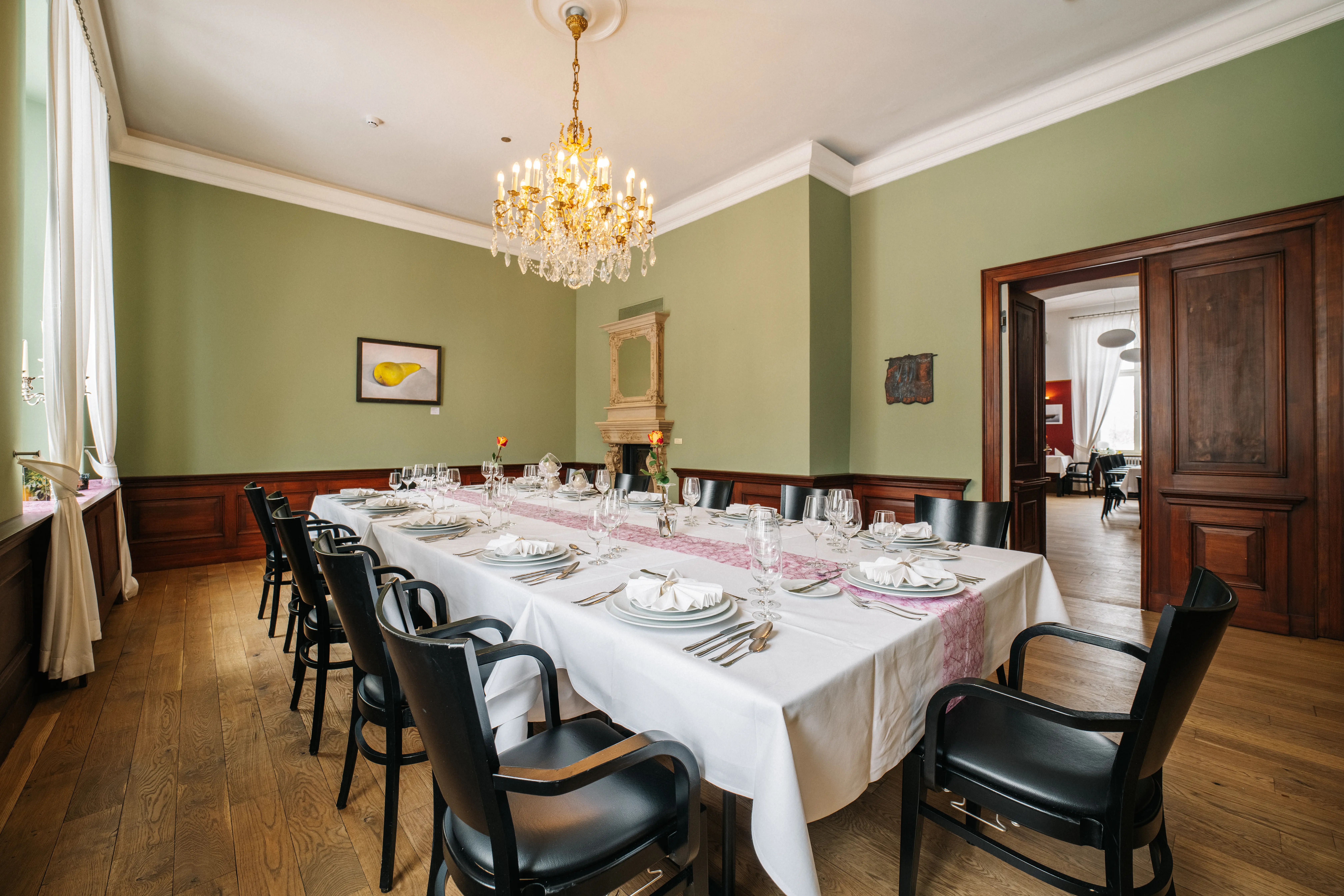 Eleganter Veranstaltungsraum auf Schloss Ribbeck mit gedeckter Tafel