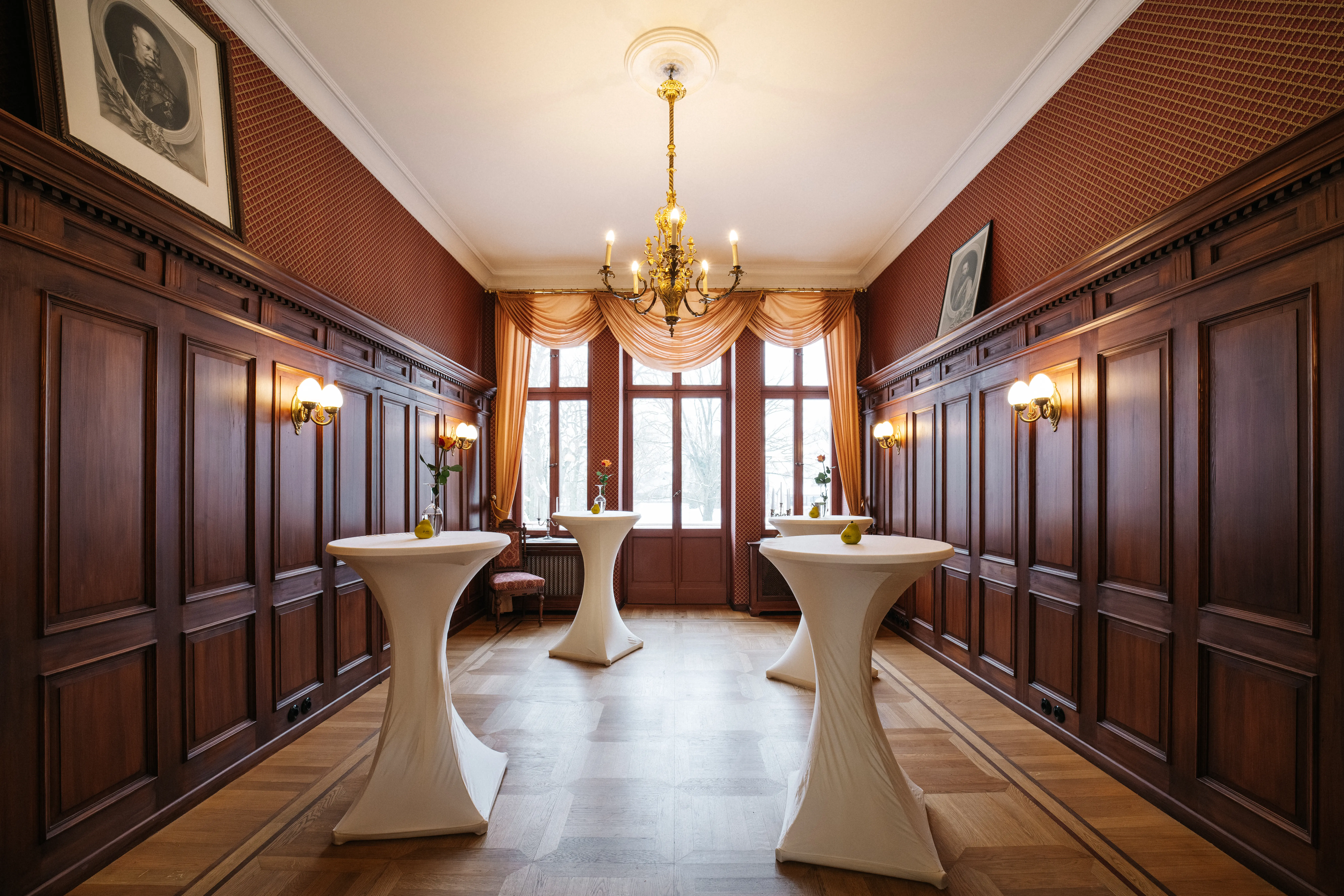 Empfangsraum auf Schloss Ribbeck mit Stehtischen im historischen Ambiente