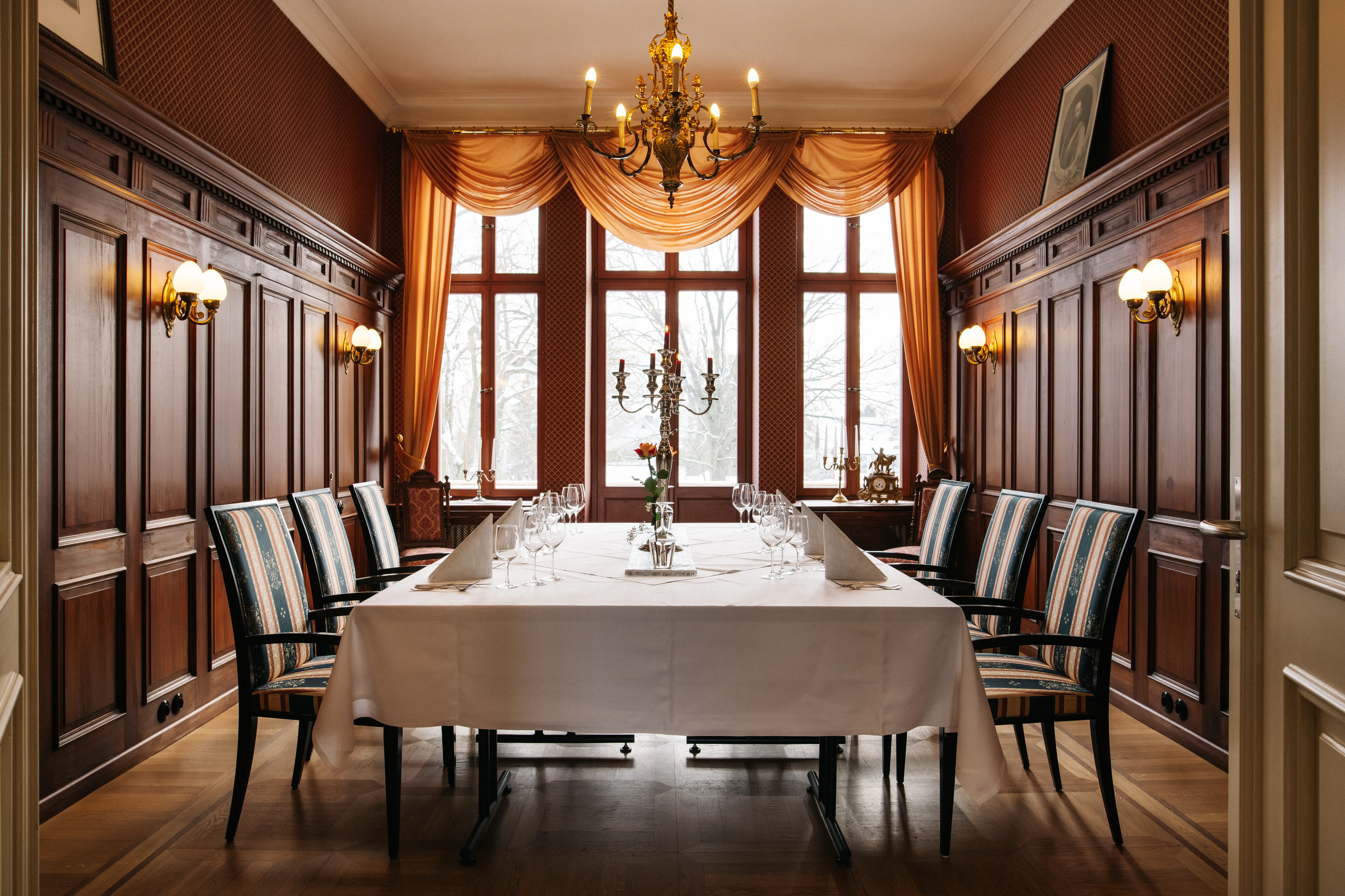 Historischer Veranstaltungsraum auf Schloss Ribbeck mit gedeckter Tafel