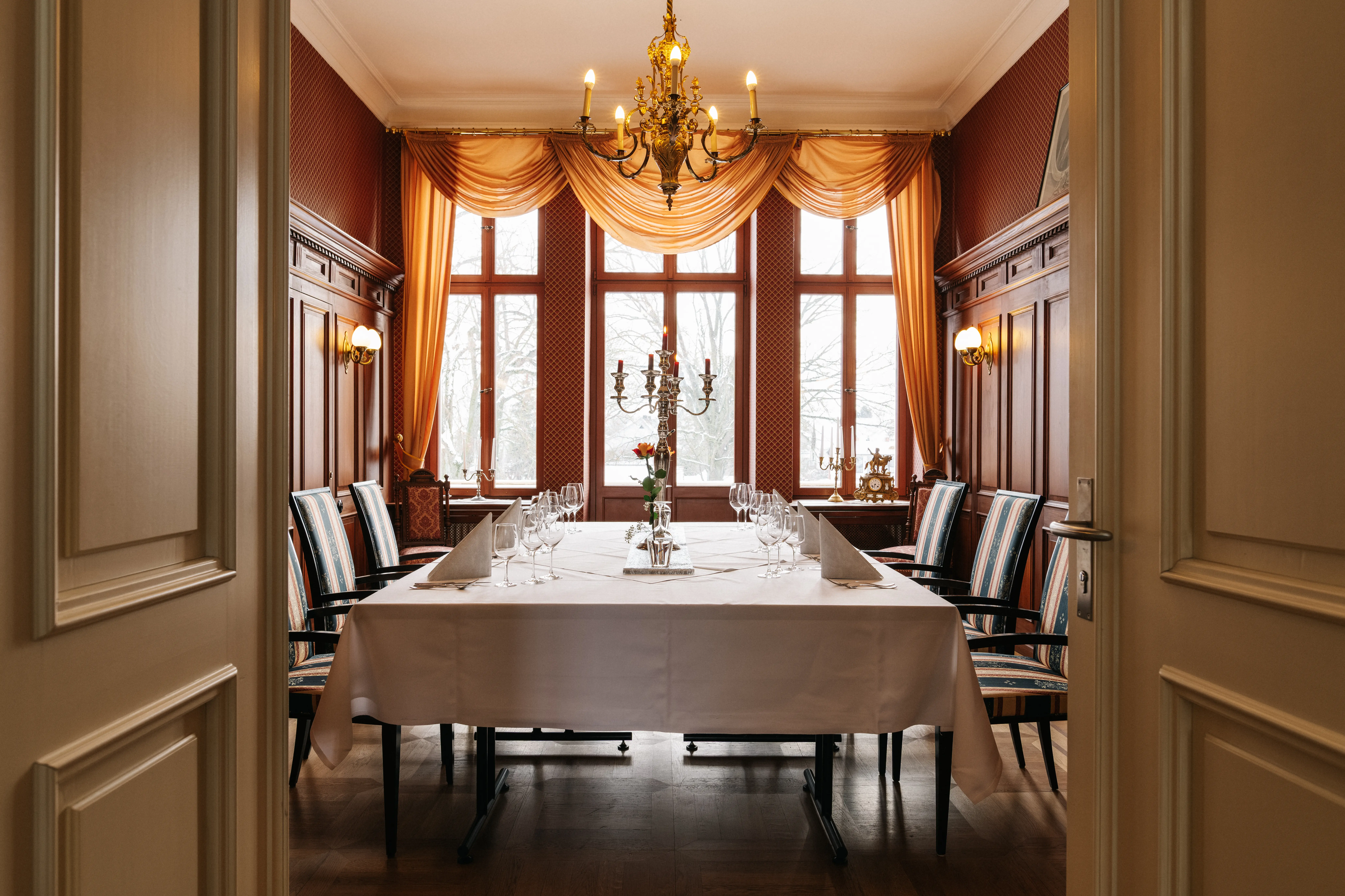 Festlich gedeckter Raum auf Schloss Ribbeck mit Blick durch Flügeltüren