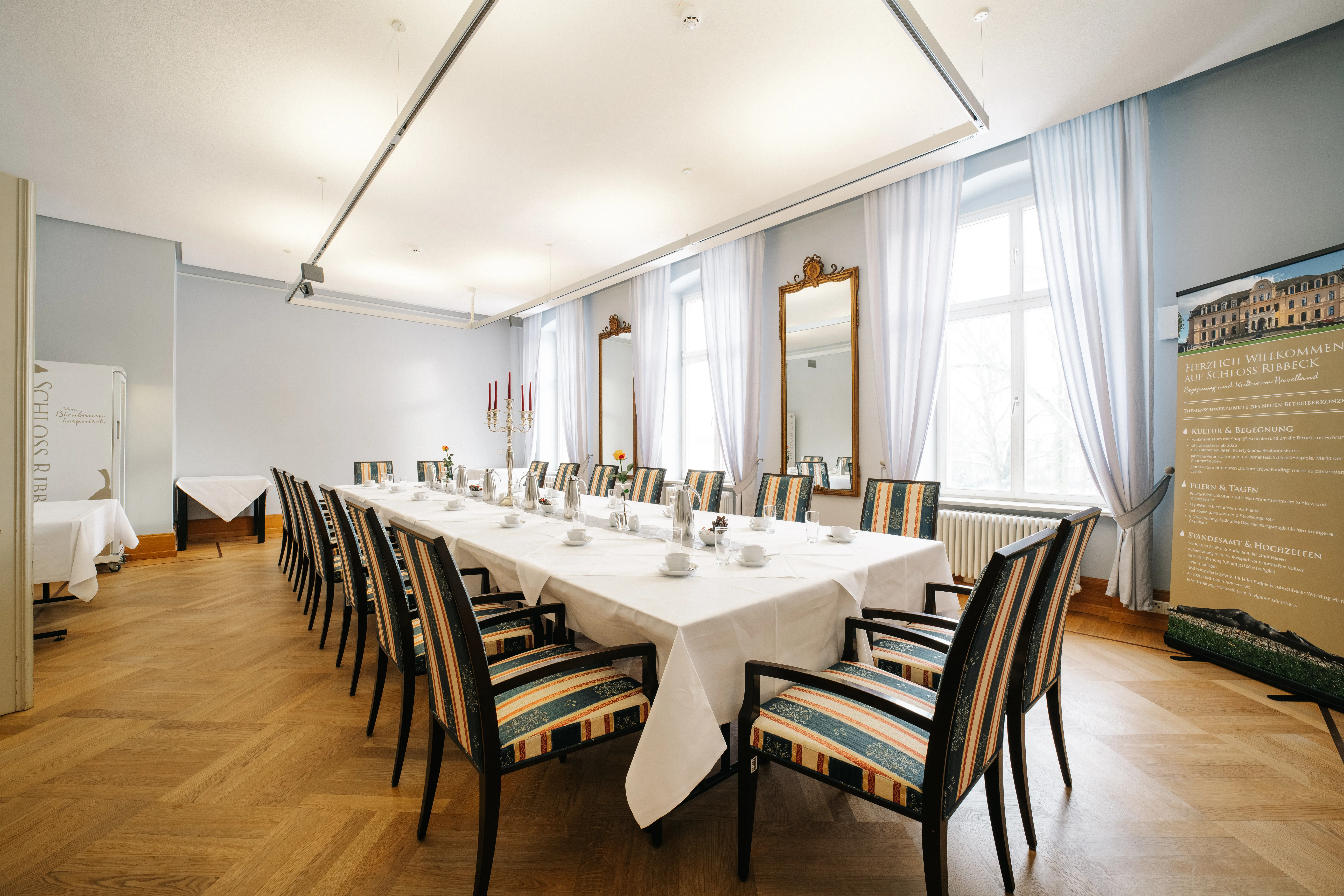 Tagungsraum auf Schloss Ribbeck mit langer Tafel und Tageslicht